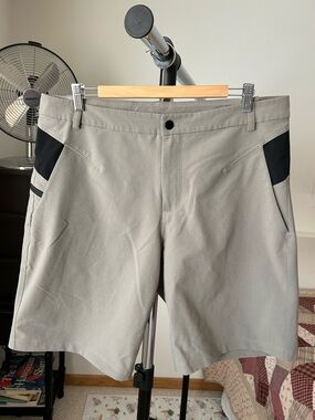 Lululemon Cadence Shorts 38